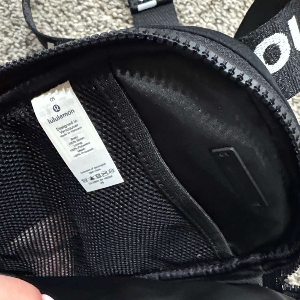 NWT Lululemon the rest is written crossbody bag - Picture 6 of 8